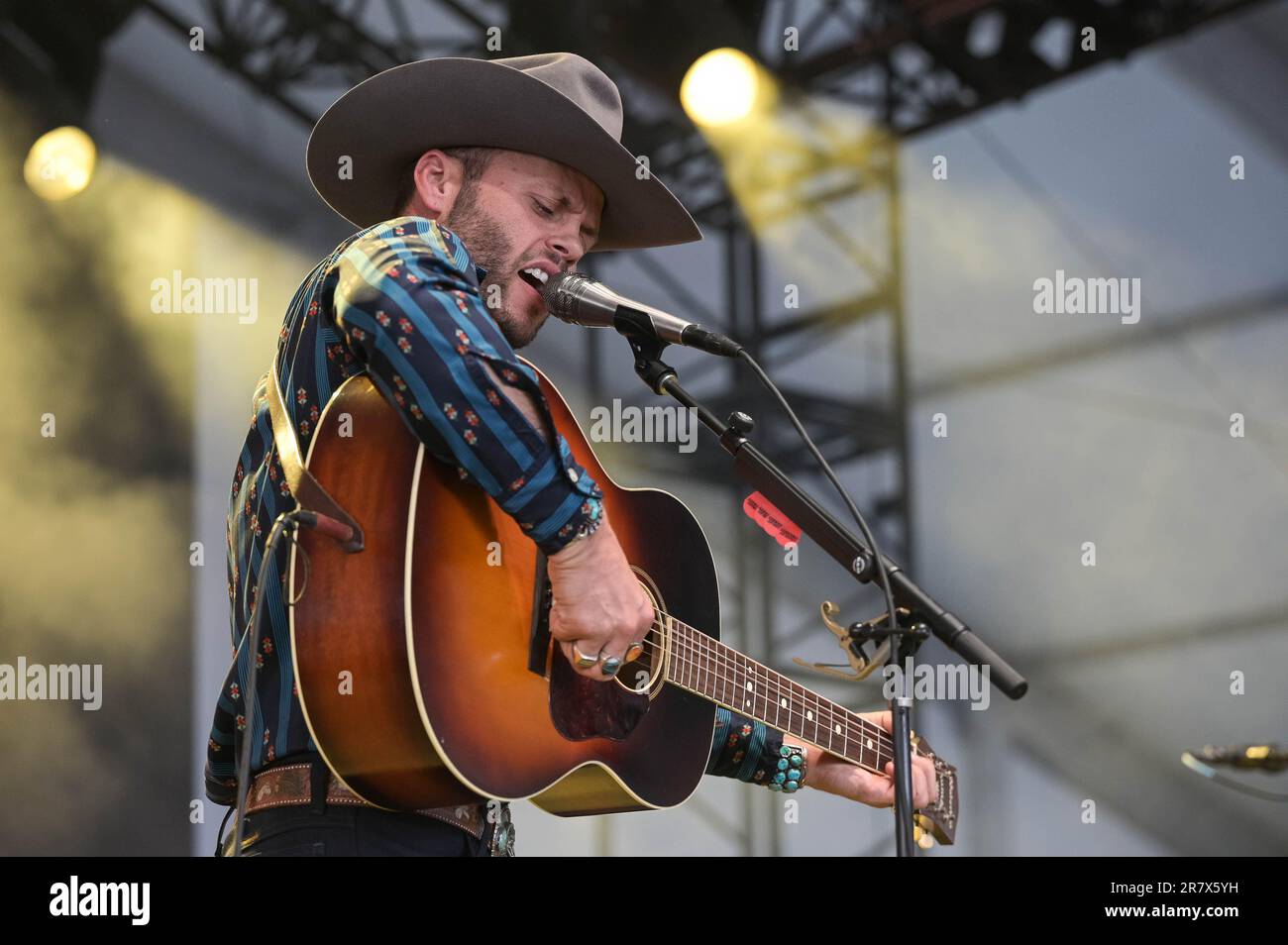 Charley Crockett si esibisce durante il giorno 2 del 2023 Bonnaroo Music & Arts Festival il 16 giugno 2023 a Manchester, Tennessee. Foto: Darren Eagles/imageSPACE/MediaPunch Foto Stock