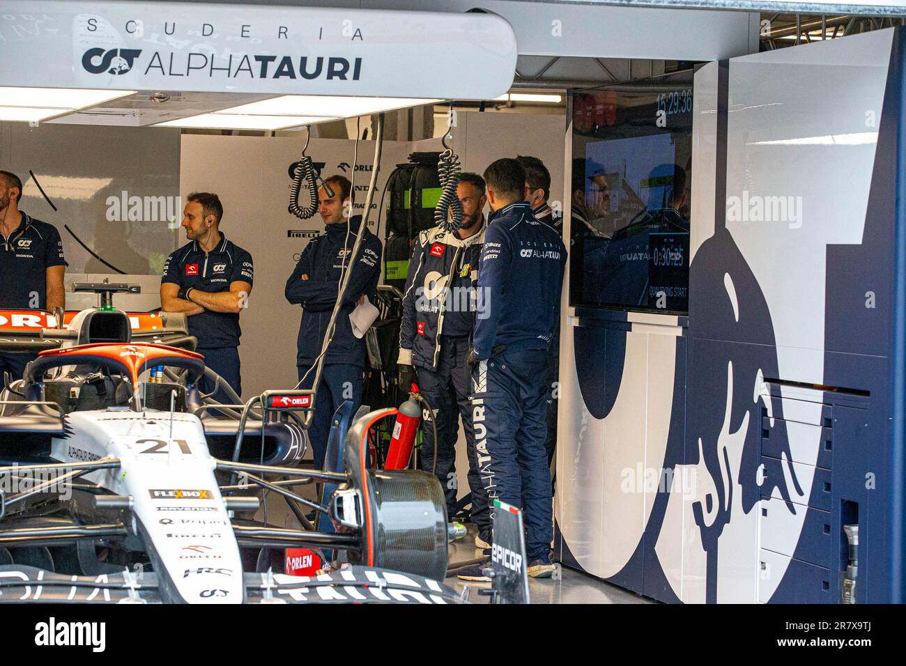 I meccanici della Scuderia AlphaTauri al lavoro sulla vettura durante la sessione di qualificazione di sabato 17th giugno - FORMULA 1 PIRELLI GRAND PRIX DU CANADA 2023 - dal Foto Stock