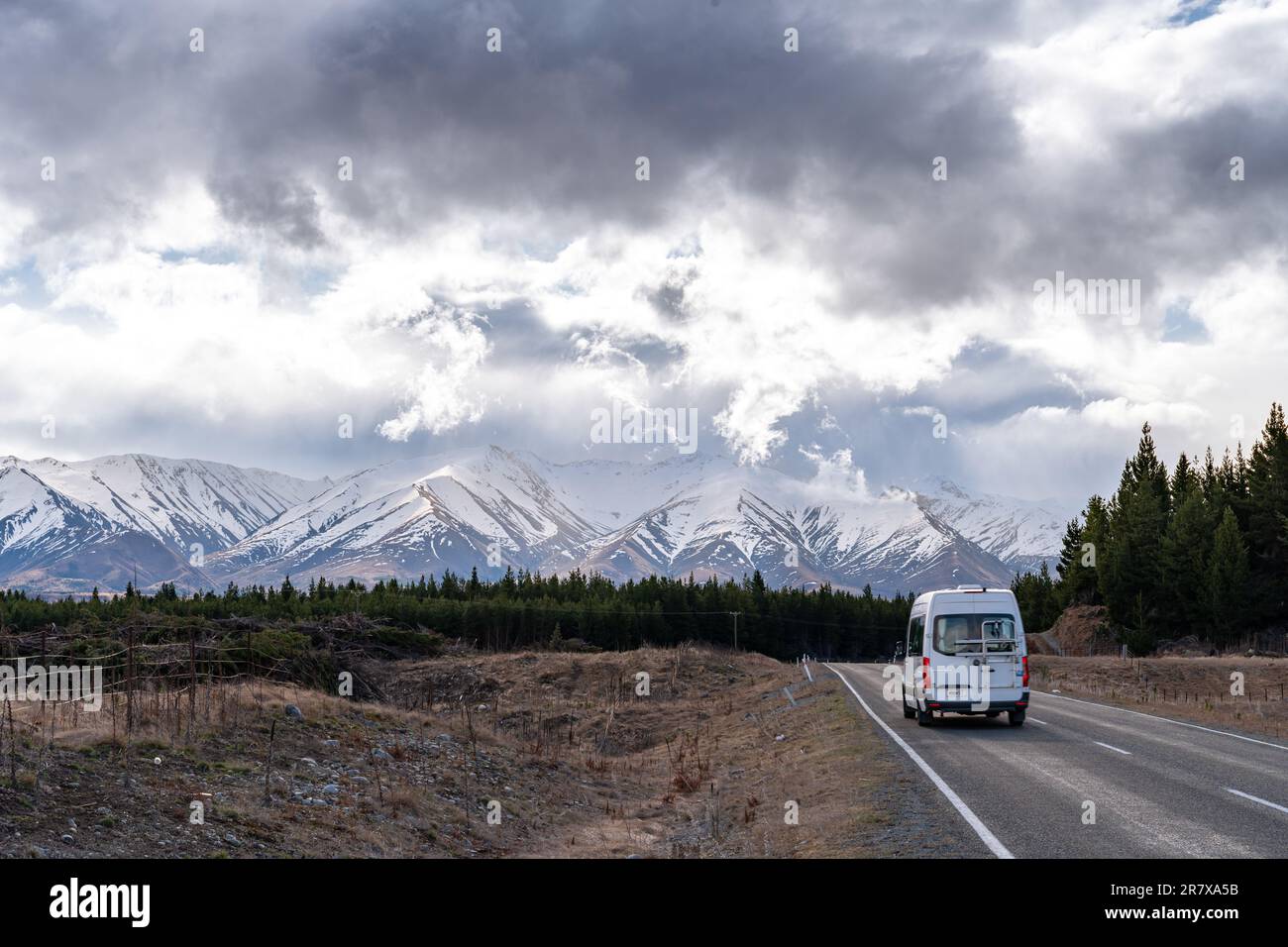 Un paesaggio panoramico di strada per Aoraki Mount Cook - Lago Pukaki con cielo blu e nuvole, Isola del Sud, nuova Zelanda. Vista da Tekapo- Twizel Road. Foto Stock