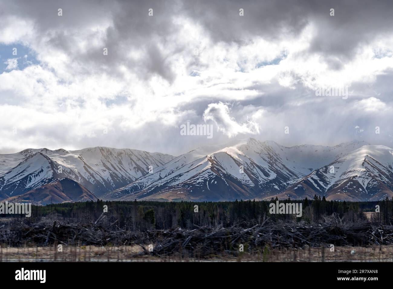 Un paesaggio panoramico di strada per Aoraki Mount Cook - Lago Pukaki con cielo blu e nuvole, Isola del Sud, nuova Zelanda. Vista da Tekapo- Twizel Road. Foto Stock