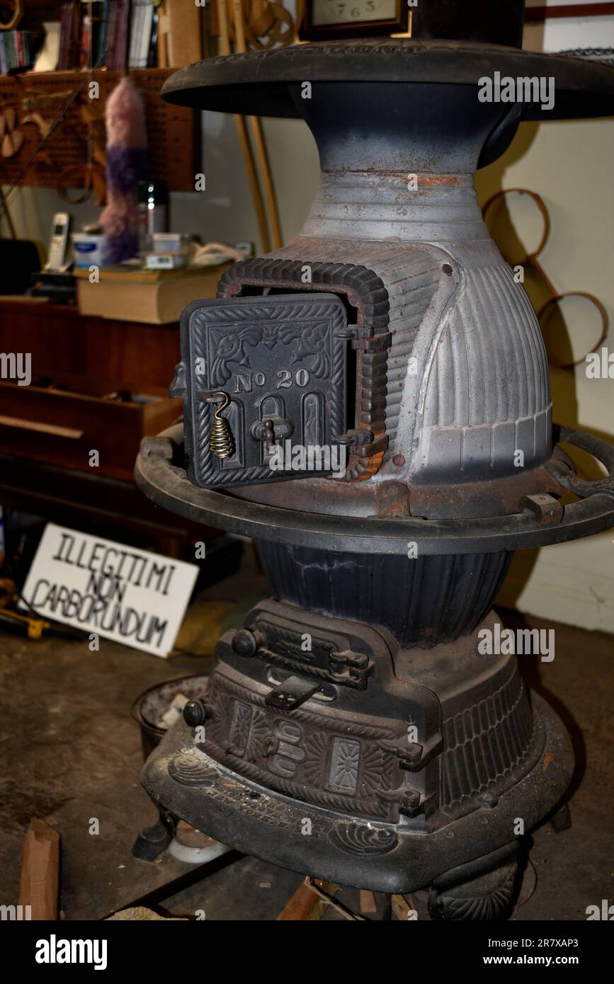Una stufa a pancia di Station Master utilizzato per riscaldare un negozio nella piccola città del sud-ovest della Virginia di Damasco. Foto Stock
