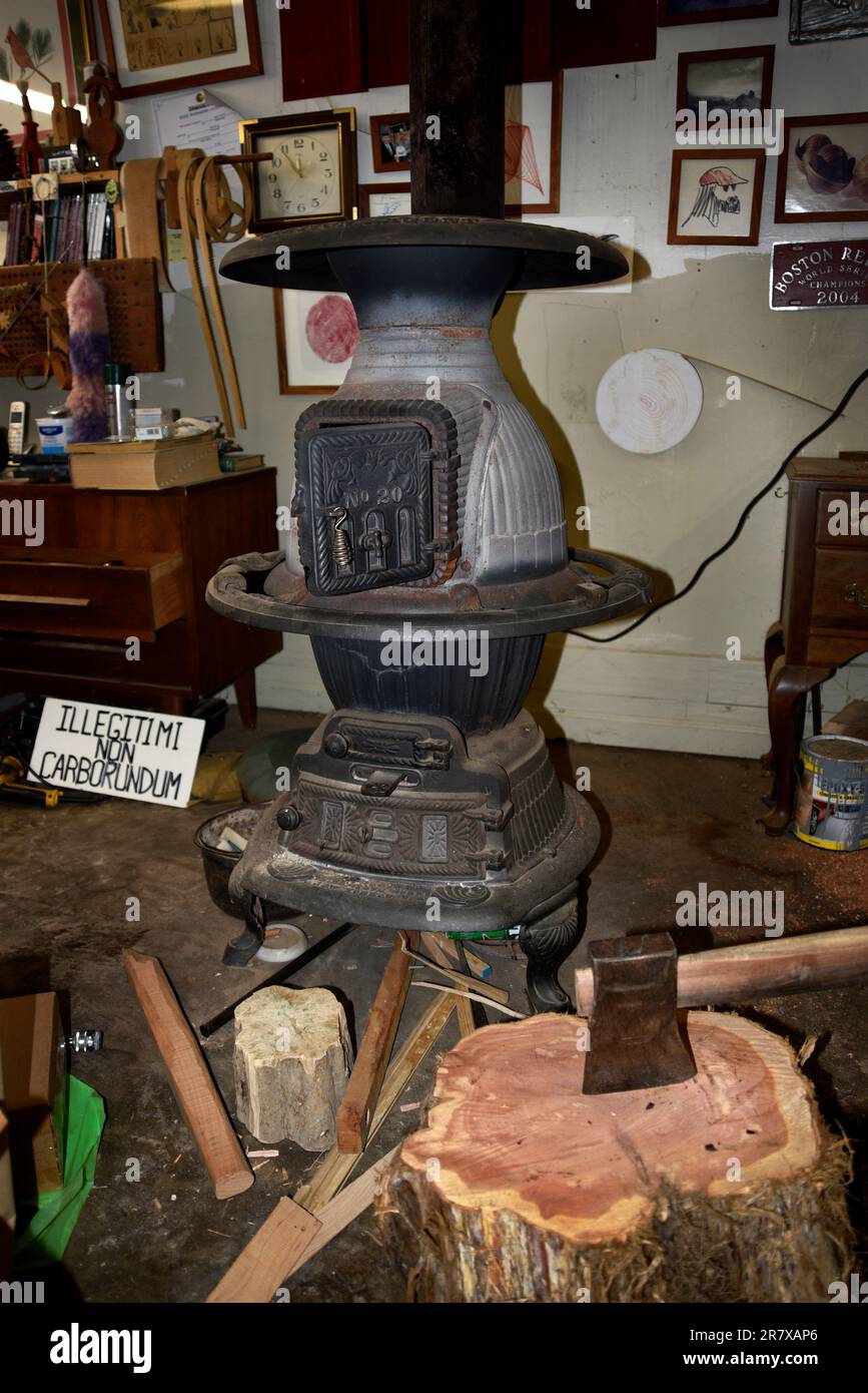 Una stufa a pancia di Station Master utilizzato per riscaldare un negozio nella piccola città del sud-ovest della Virginia di Damasco. Foto Stock