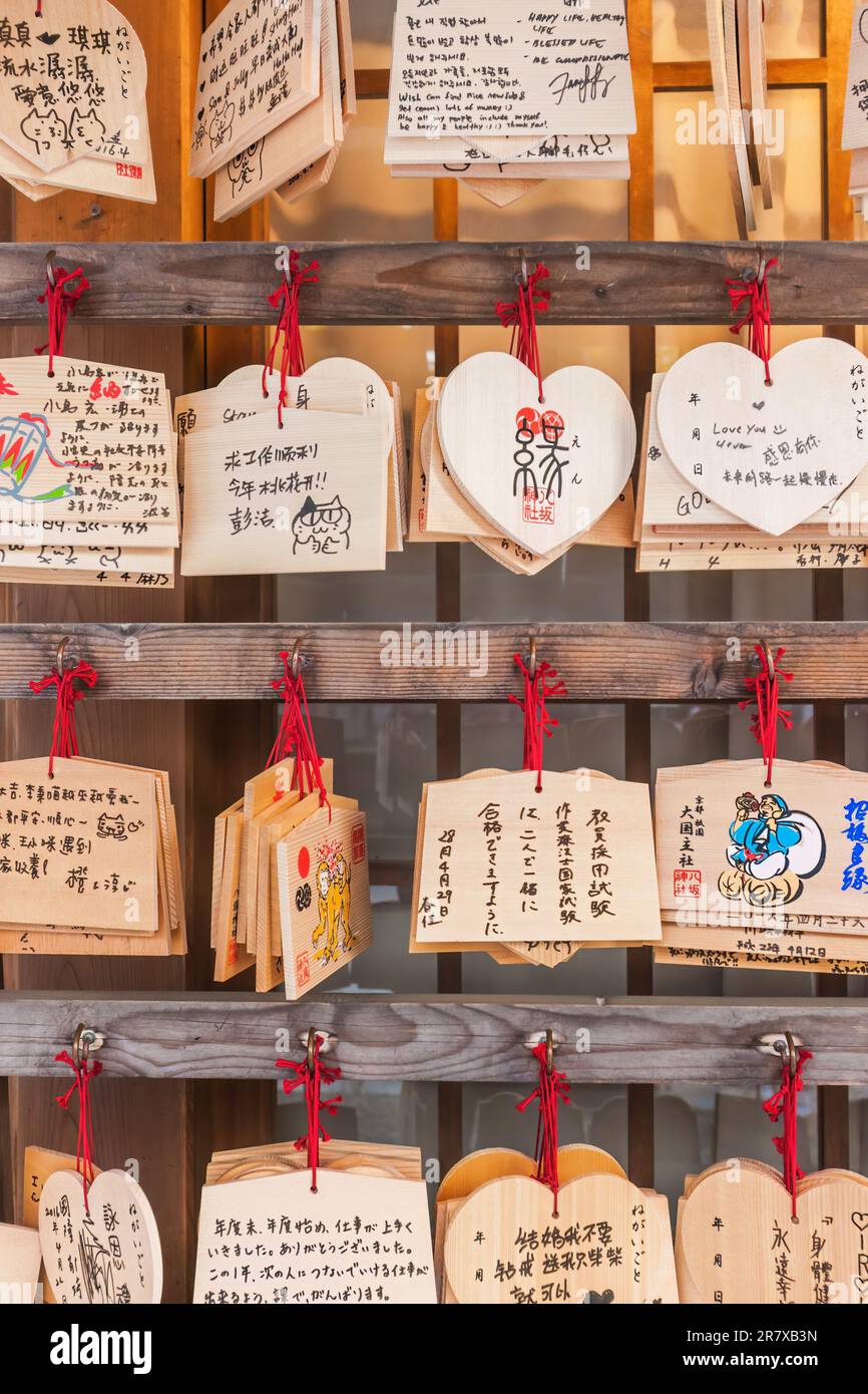 Messaggi di preghiera Ema scritti a mano in un tempio shintoista giapponese Foto Stock