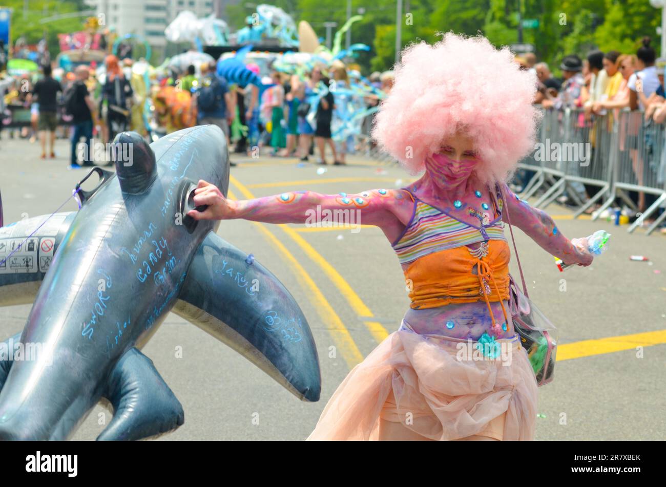 Brooklyn, New York, Stati Uniti. 17th giugno, 2023. Un partecipante più anziano si presenta alla Coney Island Mermaid Parade di Brooklyn, New York, il 17 giugno 2023. (Credit Image: © Ryan Rahman/Pacific Press via ZUMA Press Wire) SOLO PER USO EDITORIALE! Non per USO commerciale! Foto Stock