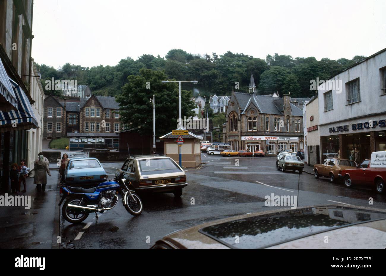 Oban, Scozia, Regno Unito - Luglio 1983: Vista dei negozi all'incrocio di Stevenson e Hill Streets a Oban, Scozia, il giorno di svanimento. Foto Stock