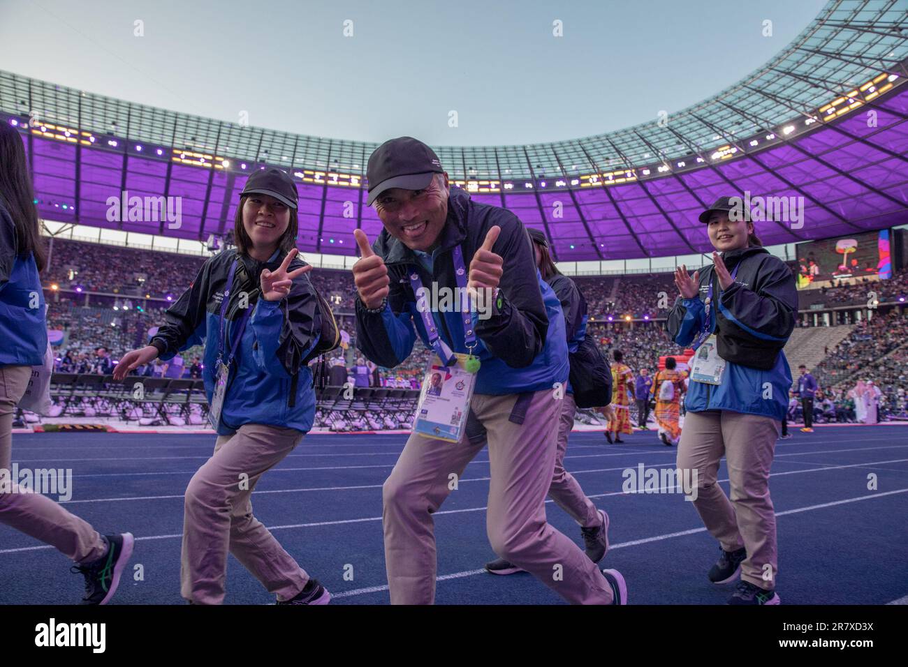 17 giugno 2023, Berlino, Germania: Le Olimpiadi speciali del mondo sono ufficialmente iniziate il 17 giugno 2023, presso lo storico Stadio Olimpico di Berlino. In qualità di organizzazione sportiva più grande al mondo per persone con disabilità intellettuali, le Olimpiadi speciali offrono corsi di formazione e attività per tutto l'anno a milioni di partecipanti in tutto il mondo. I World Games, che si tengono ogni quattro anni, fungono da raduno globale di atleti di tutto il mondo, promuovendo l'inclusività e celebrando i loro successi sportivi. Questa è la prima volta che Berlino ospita i Giochi Olimpici speciali del mondo, segnando un mi significativo Foto Stock