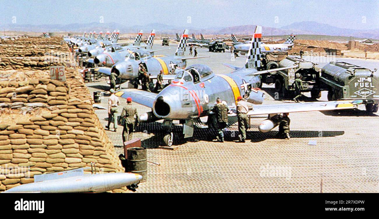 USAF North American F-86 i combattenti Sabre della 51st Fighter Interceptor Wing Checkertail sono stati approntati per il combattimento durante la Guerra di Corea presso la base aerea di Suwon Foto Stock