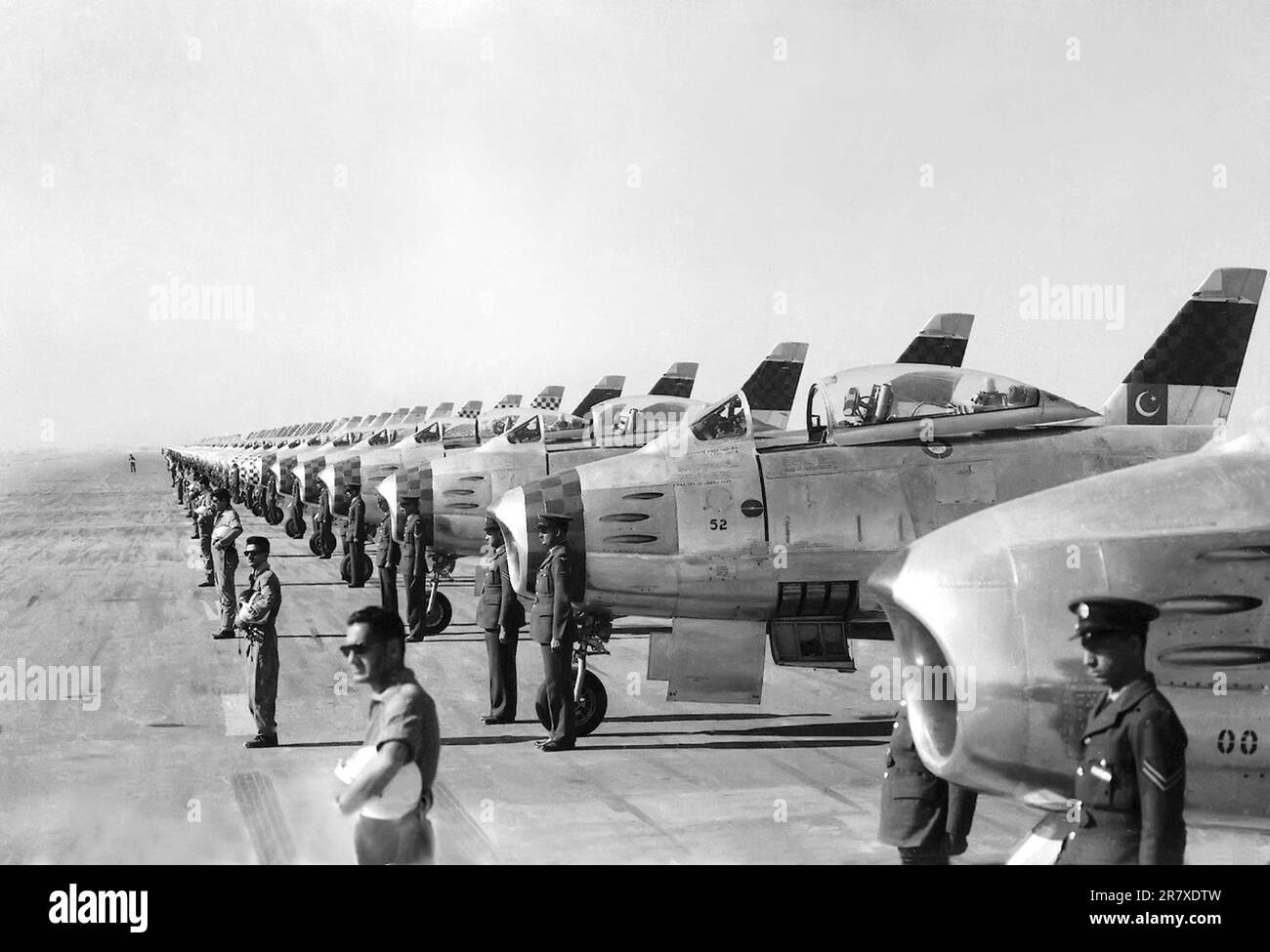 Una fila di F-86 Sabre pakistani in mostra presso la Masroor Airbase Foto Stock