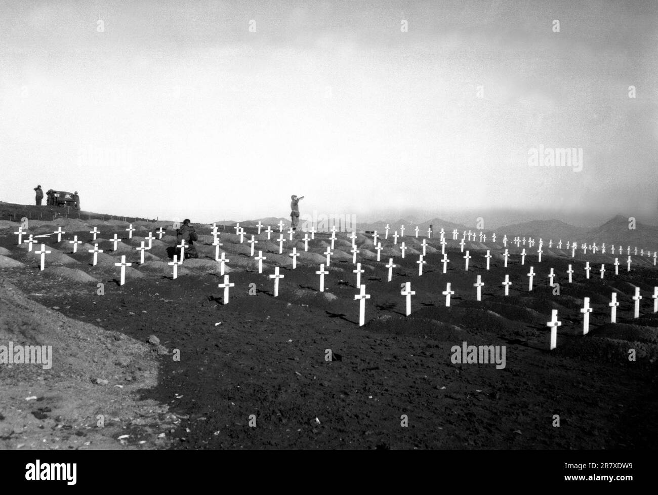 I Marines della prima Divisione Marina rendono omaggio agli amici caduti durante i servizi commemorativi presso il cimitero della divisione ad Hamhung, in Corea, a seguito della rottura dal bacino di Chosin, 13 dicembre 1950. Foto Stock