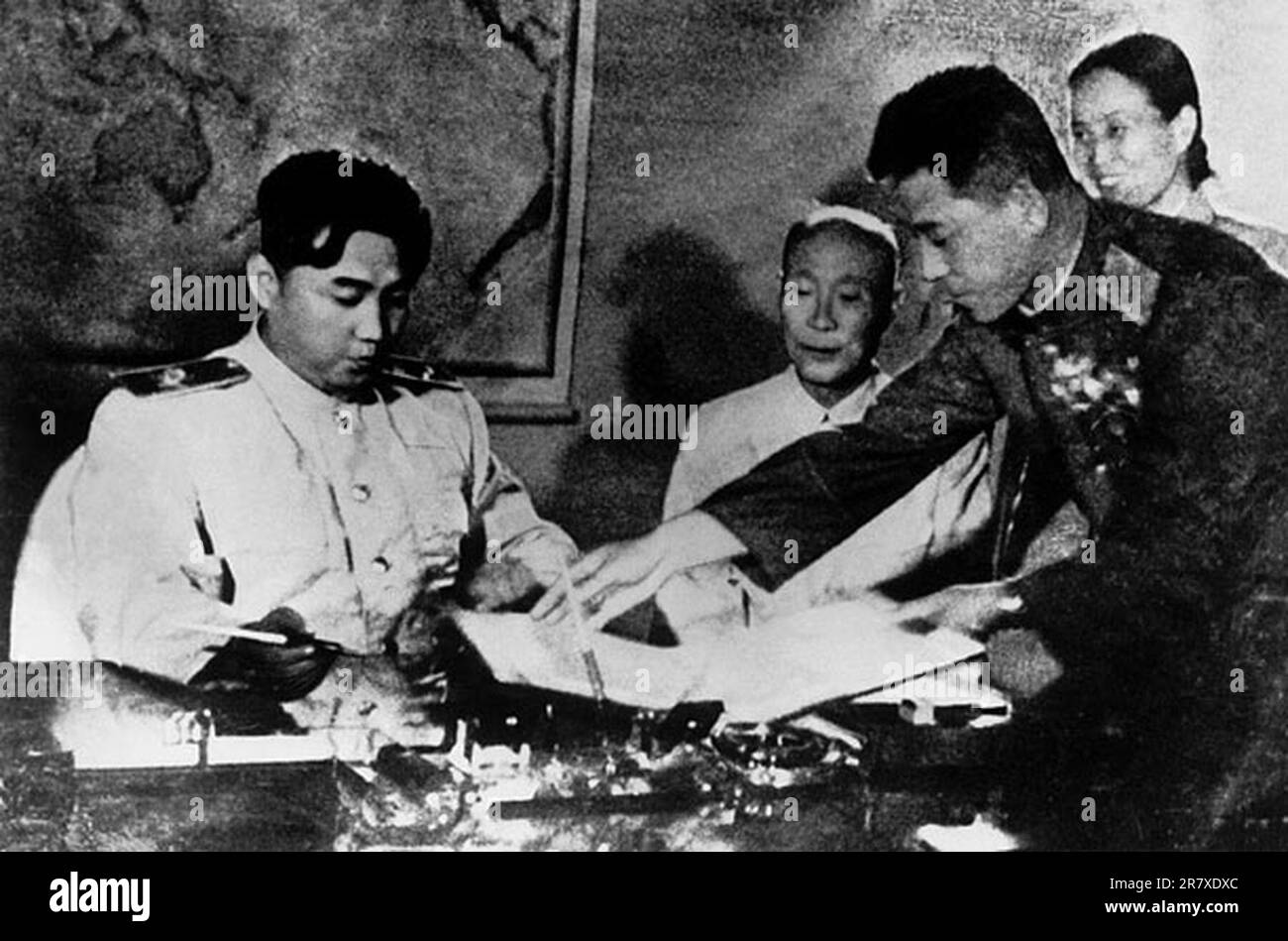 Kim il Sung firma l'accordo di armistizio coreano a P'anmunjŏm. Questo segnò la fine della guerra, ma fu solo un cessate il fuoco, e le due Coree ancora oggi esistono in uno stato di cessate il fuoco. Foto Stock