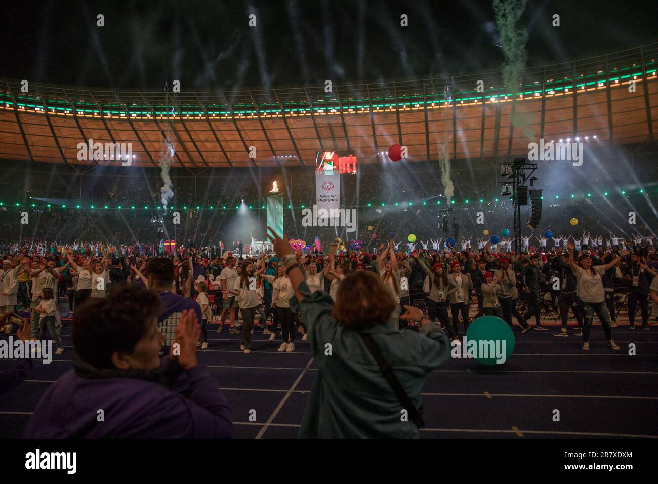 I Giochi Olimpici speciali sono ufficialmente iniziati il 17 giugno 2023, presso lo storico Stadio Olimpico di Berlino. In qualità di organizzazione sportiva più grande al mondo per persone con disabilità intellettuali, le Olimpiadi speciali offrono corsi di formazione e attività per tutto l'anno a milioni di partecipanti in tutto il mondo. I World Games, che si tengono ogni quattro anni, fungono da raduno globale di atleti di tutto il mondo, promuovendo l'inclusività e celebrando i loro successi sportivi. Questa è la prima volta che Berlino ospita i Giochi Olimpici speciali del mondo, segnando una pietra miliare significativa per la città e la vigilia Foto Stock