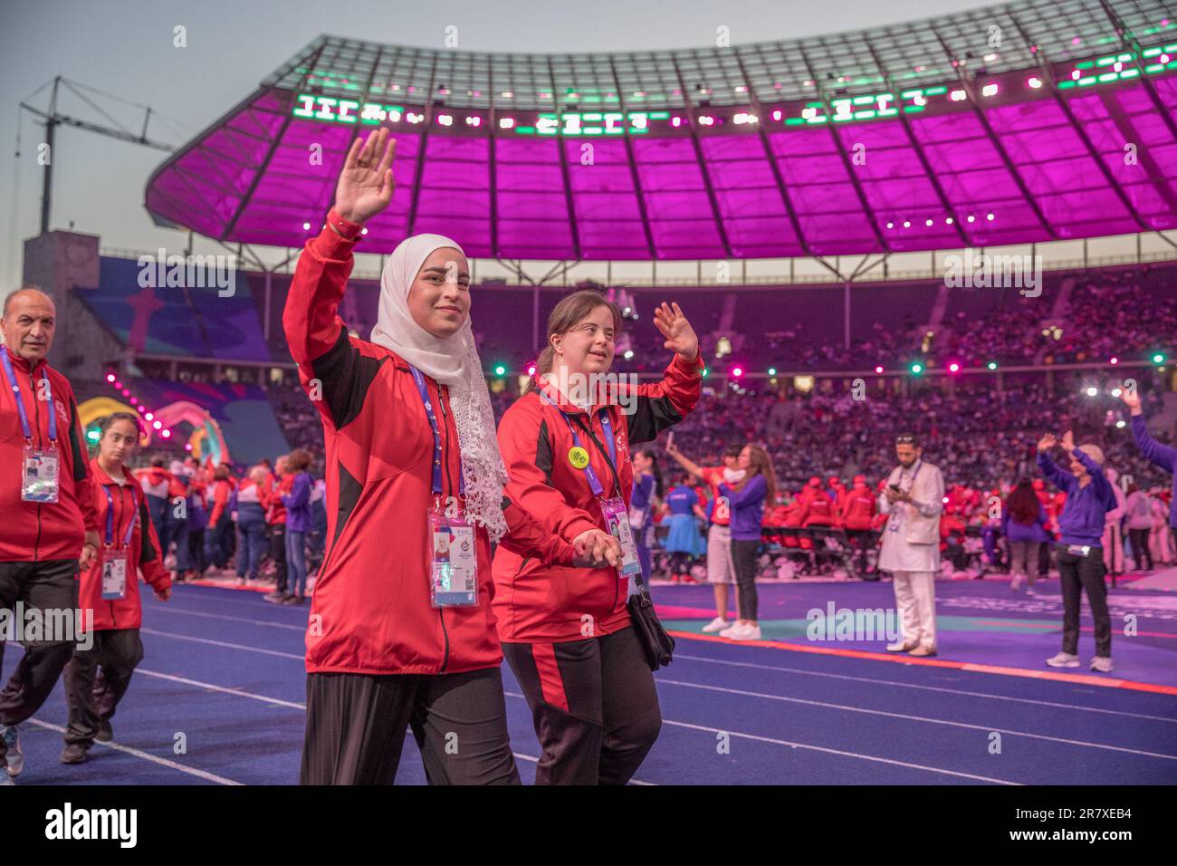 I Giochi Olimpici speciali sono ufficialmente iniziati il 17 giugno 2023, presso lo storico Stadio Olimpico di Berlino. In qualità di organizzazione sportiva più grande al mondo per persone con disabilità intellettuali, le Olimpiadi speciali offrono corsi di formazione e attività per tutto l'anno a milioni di partecipanti in tutto il mondo. I World Games, che si tengono ogni quattro anni, fungono da raduno globale di atleti di tutto il mondo, promuovendo l'inclusività e celebrando i loro successi sportivi. Questa è la prima volta che Berlino ospita i Giochi Olimpici speciali del mondo, segnando una pietra miliare significativa per la città e la vigilia Foto Stock
