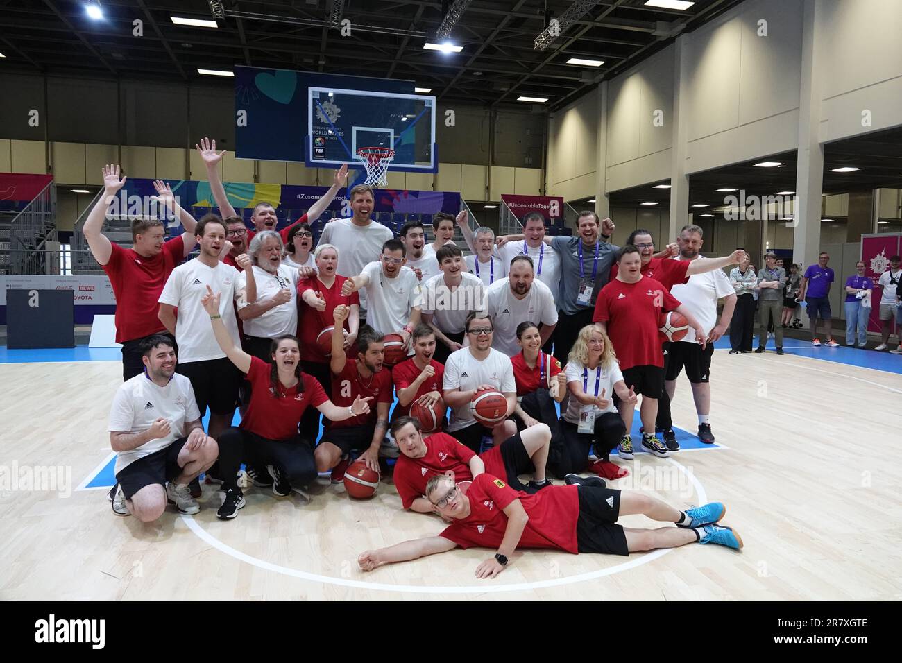 Berlino, Germania. 17th giugno, 2023. L'ex star tedesca dell'NBA Dirk Nowitzki (5th L, top) si pone con i giocatori di basket che si preparano per le Olimpiadi speciali del mondo Berlino 2023, a Berlino, in Germania, 17 giugno 2023. Credit: Liu Yang/Xinhua/Alamy Live News Foto Stock