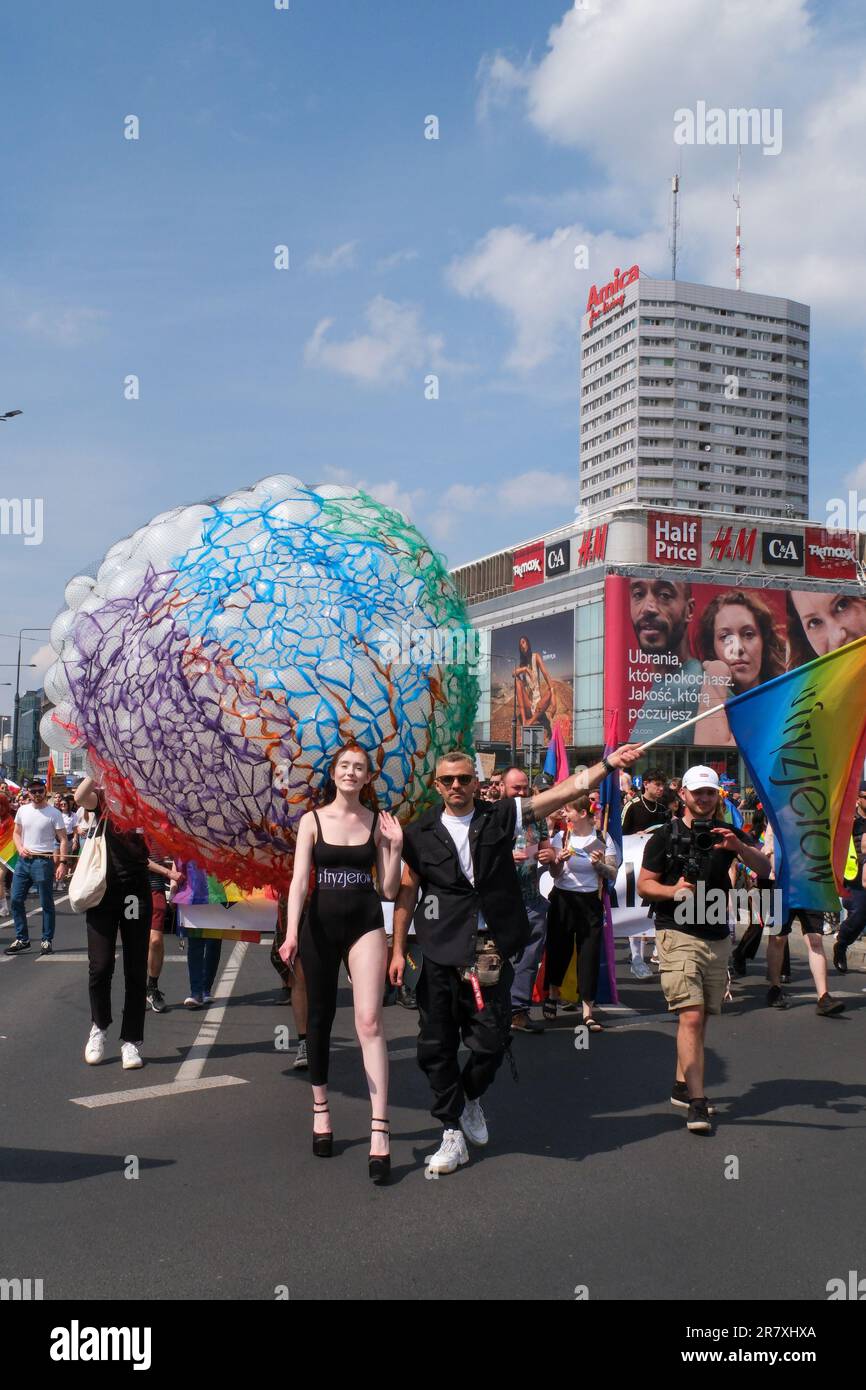 Varsavia, Polonia. 17th giugno, 2023. La parata dell'uguaglianza è un evento organizzato regolarmente per mostrare opposizione all'intolleranza e all'esclusione e sostenere l'idea di libertà, uguaglianza e diversità. (Credit Image: © Grzegorz Banaszak/ZUMA Press Wire) SOLO PER USO EDITORIALE! Non per USO commerciale! Foto Stock