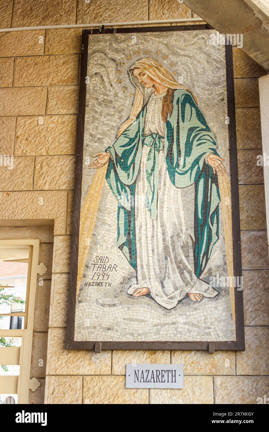 Un mosaico raffigurante Maria, la Madre di Gesù, di detto Tabar è in mostra presso la Basilica dell'Annunciazione di Nazaret, Israele. Foto Stock