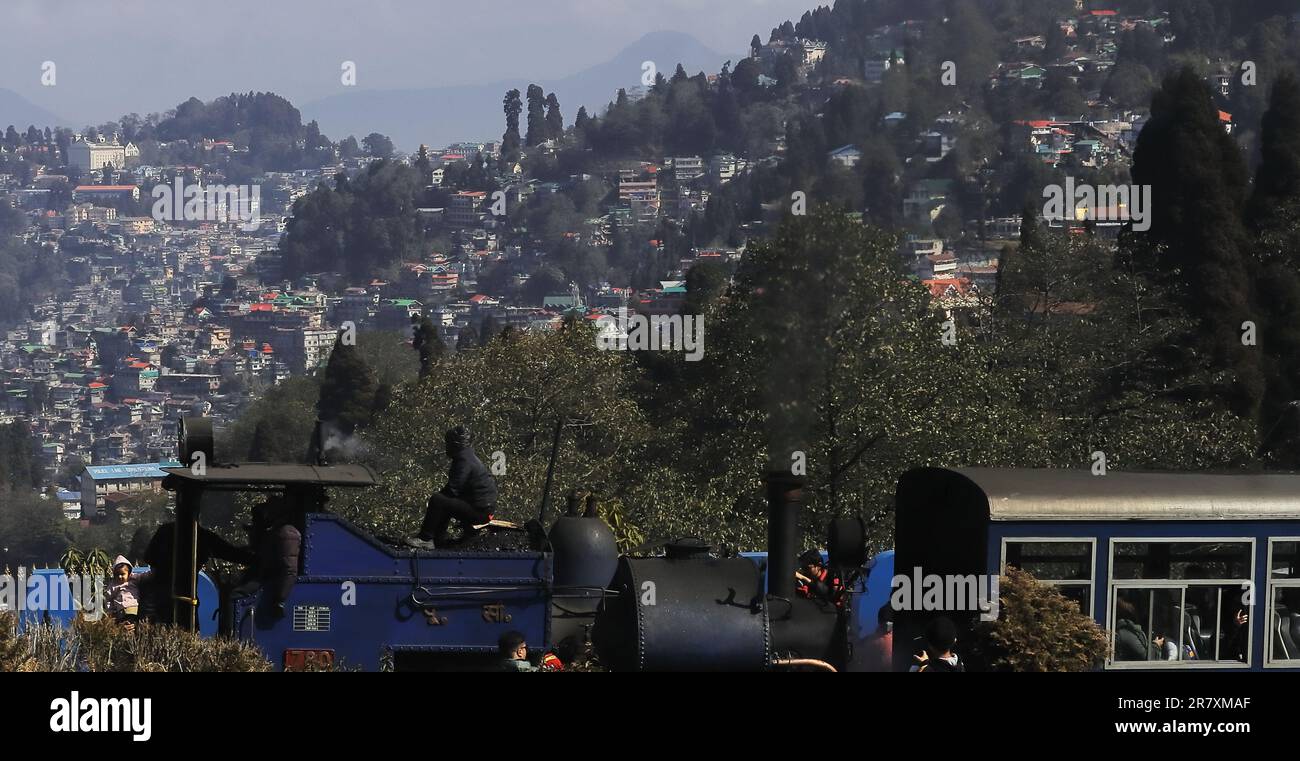 Darjeeling, Bengala Occidentale, India - 15 marzo 2022: Treno giocattolo della ferrovia himalayana di Darjeeling, patrimonio dell'umanità dell'UNESCO, e stazione di Darjeeling Hill Foto Stock