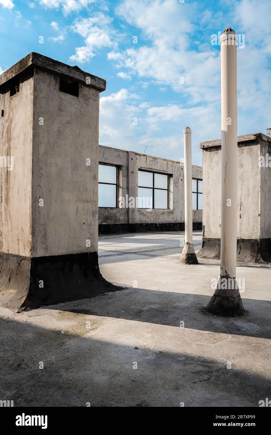 Camino sul tetto di un edificio residenziale. Foto Stock