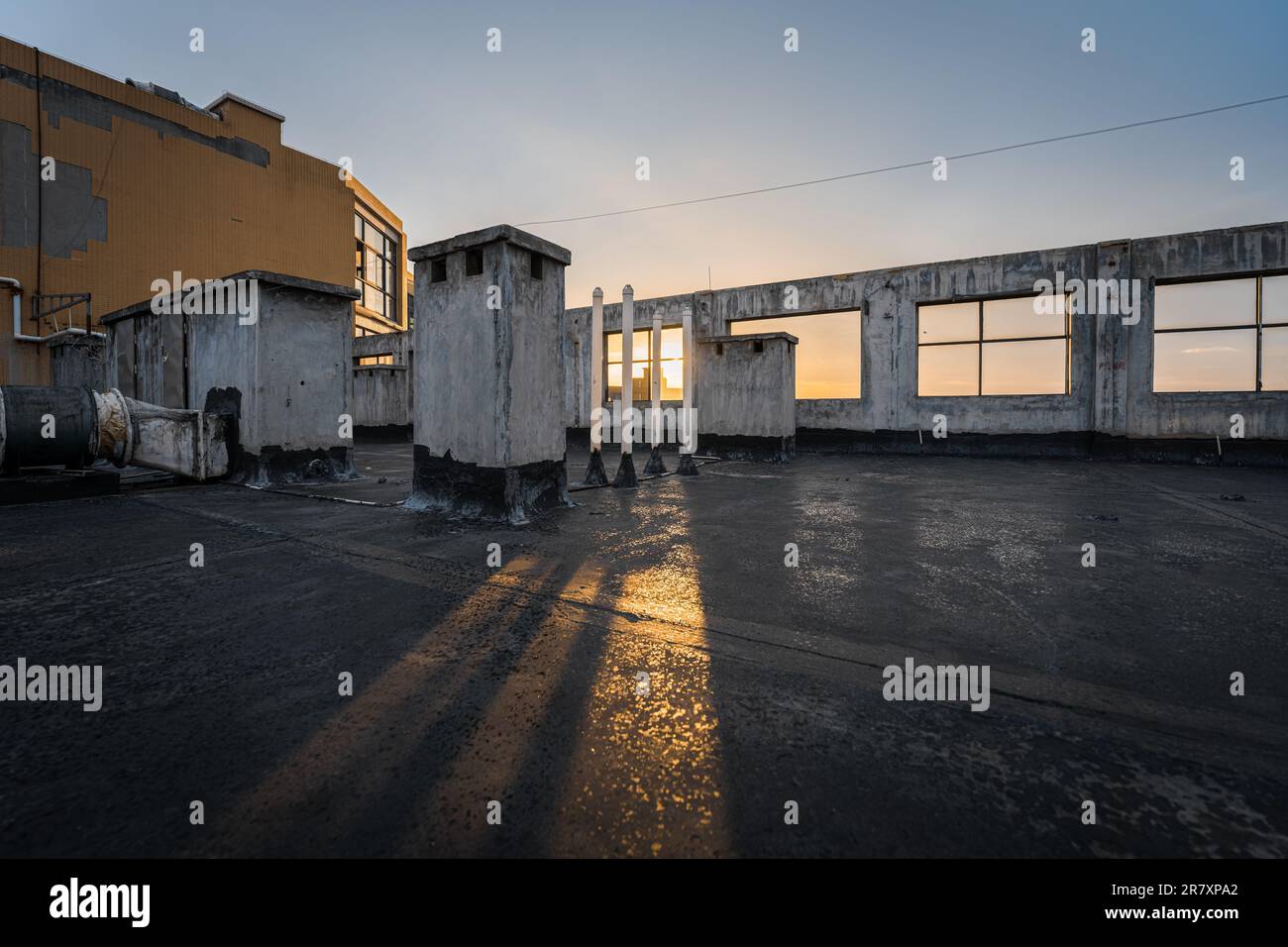 Camino sul tetto di un edificio residenziale. Foto Stock