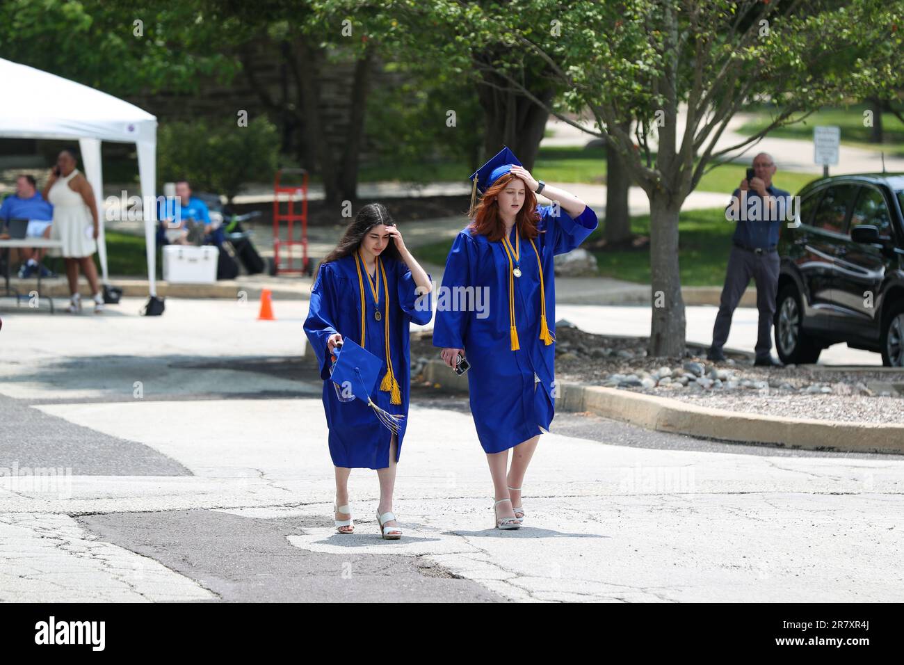 Wayne, Stati Uniti. 17th giugno, 2023. Due anziani laureati dalla Pennsylvania Leadership Charter School indossando berretti e camici sono visti poco prima di prendere parte all'esercizio di laurea presso il campus della Cabrini University di Radnor, Pa., sabato 17 giugno 2023. (Foto di Paul Weaver/Sipa USA) Credit: Sipa USA/Alamy Live News Foto Stock