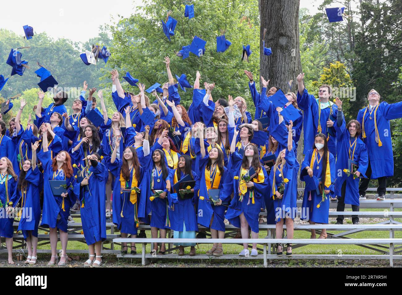 Wayne, Stati Uniti. 17th giugno, 2023. La classe 2023 della Pennsylvania Leadership Charter School celebra con un cappellino il campus della Cabrini University di Radnor, Pa. Sabato 17 giugno 2023. (Foto di Paul Weaver/Sipa USA) Credit: Sipa USA/Alamy Live News Foto Stock