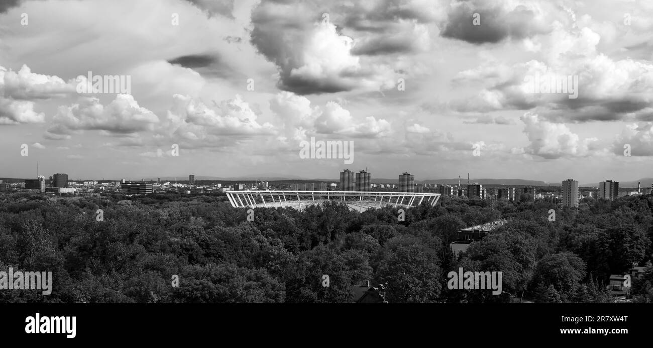 Un bellissimo panorama bianco e nero dall'ex 'presidente' dell'albero della miniera a Chorzów. Vista sul parco Śląski, stadio della Slesia. Katowice nel distanc Foto Stock