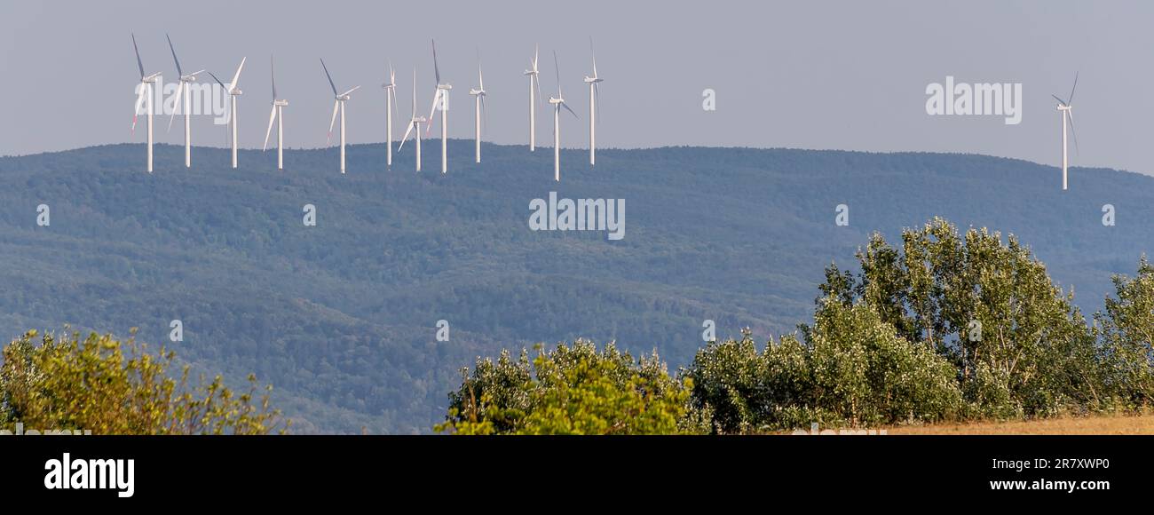 Vista panoramica di un parco eolico nella campagna toscana in provincia di Pisa Foto Stock