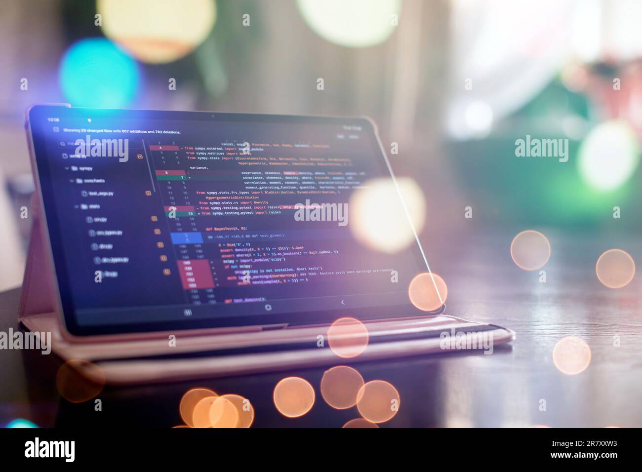Foto di primo piano del notebook. Utilizzo CSS, JavaScript e HTML. Monitorare il closeup del codice sorgente della funzione. Astratto background tecnologico IT. Foto Stock