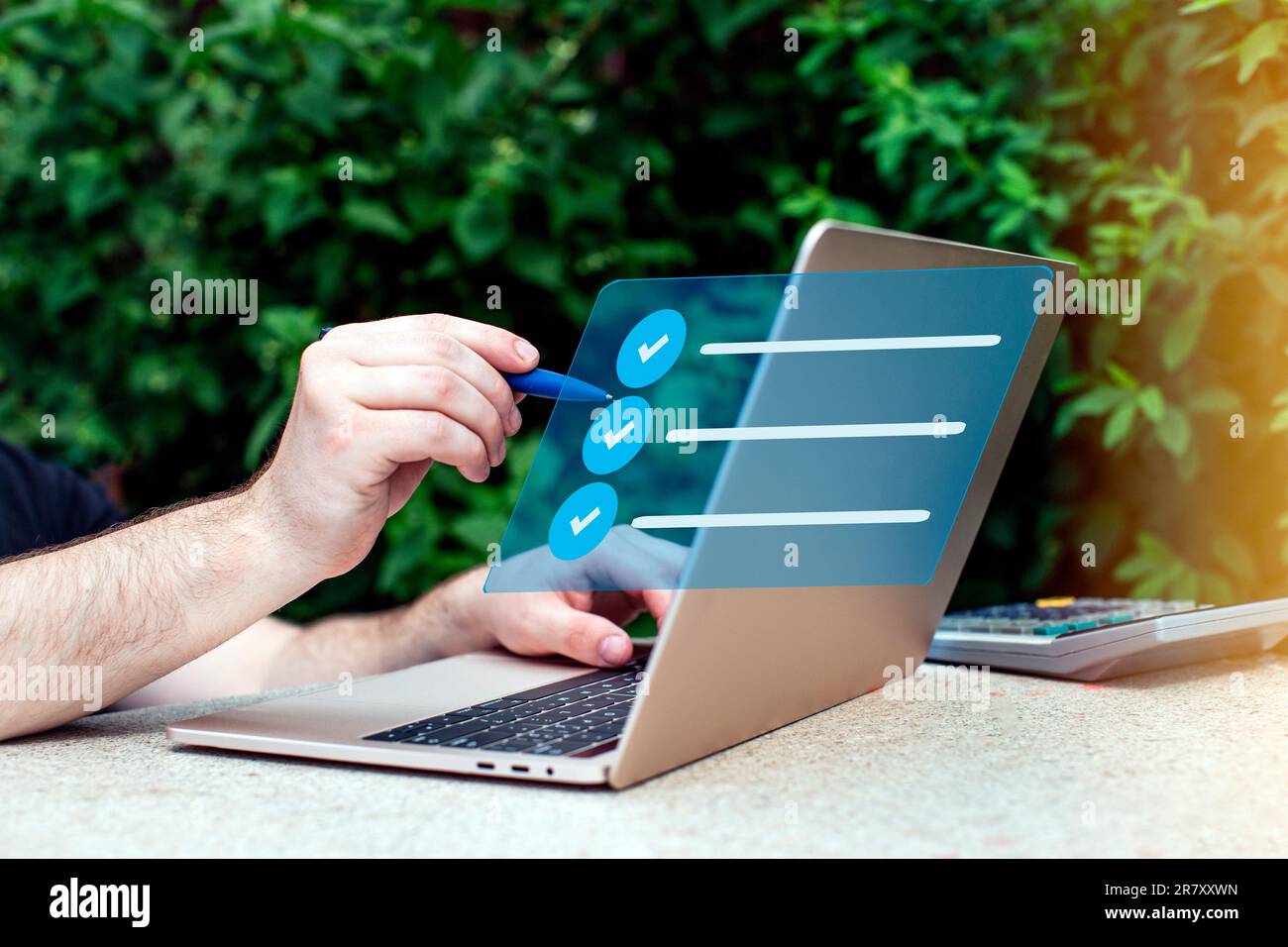 Firma di documenti elettronici online, ufficio senza carta, firma di contratti aziendali Foto Stock