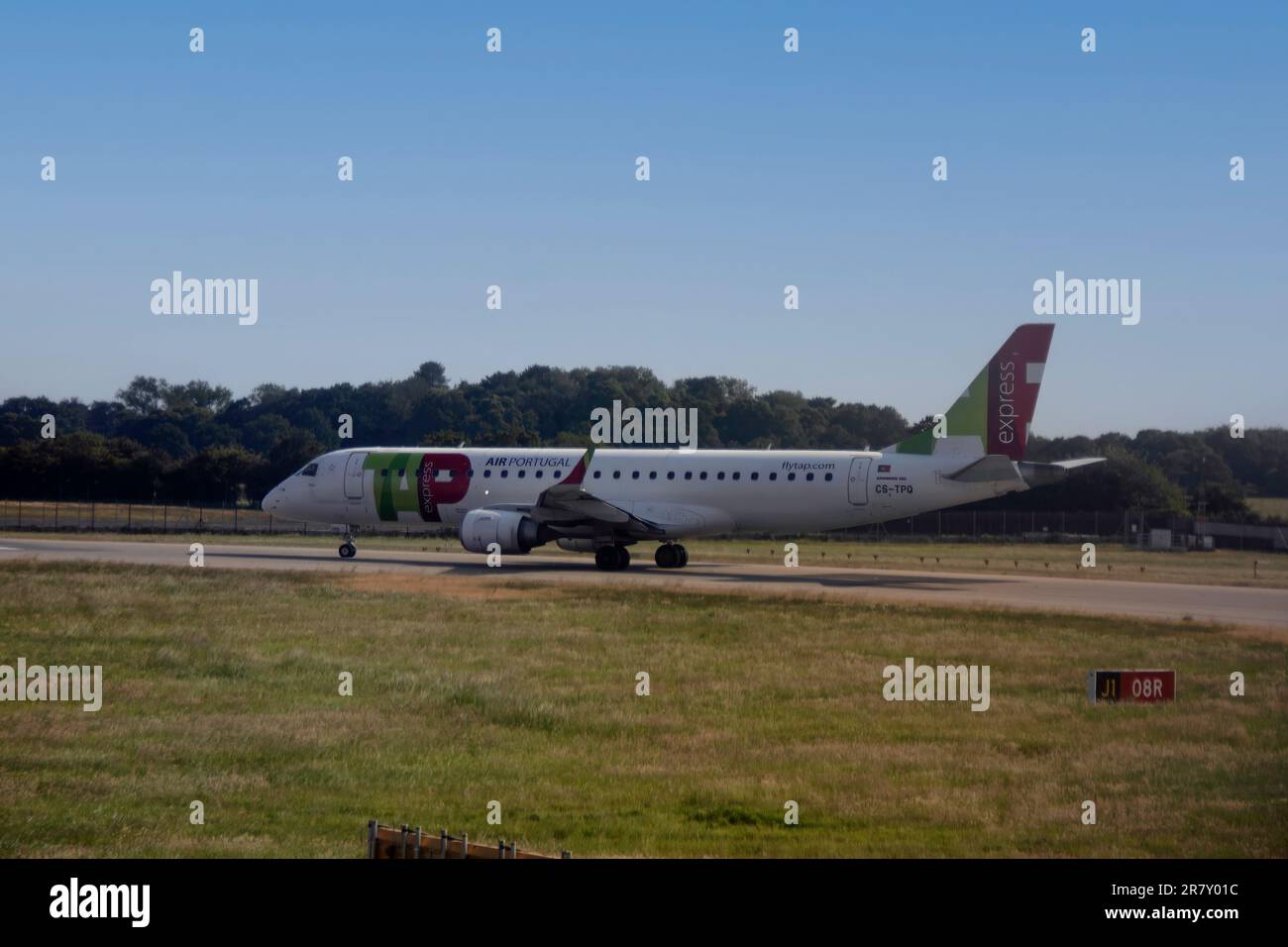 TAP Express Embraer E190LR (CS-TPQ) in attesa di decollare all'aeroporto di Gatwick, Regno Unito Foto Stock