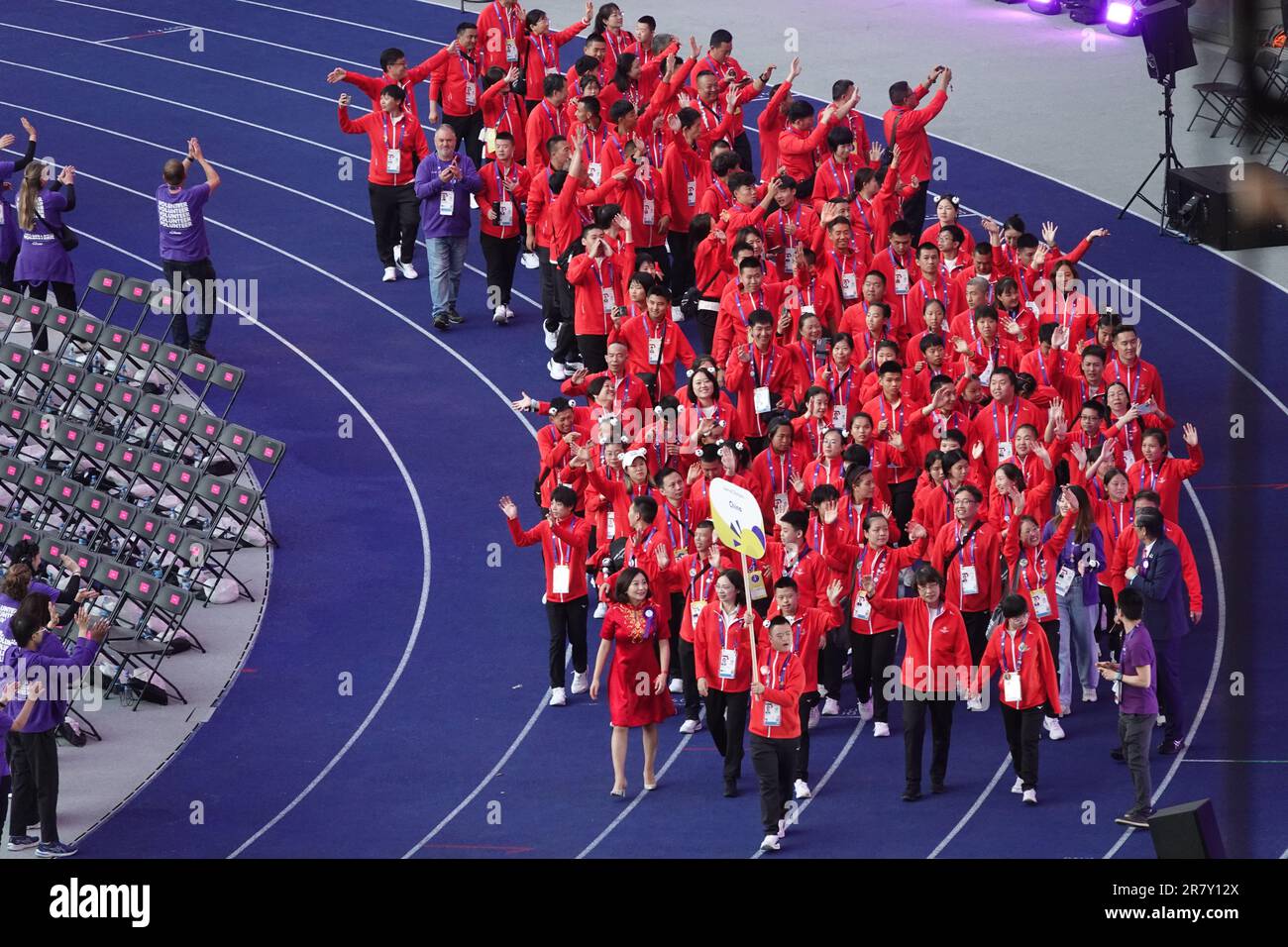 Berlino, Germania. 17th giugno, 2023. Delegazione della Cina parata allo stadio olimpico di Berlino parata della delegazione della Cina allo stadio olimpico di Berlino durante la cerimonia di apertura dei Giochi olimpici speciali del 2023 a Berlino (Germania), 17 giugno 2023. Credit: Liu Yang/Xinhua/Alamy Live News Foto Stock