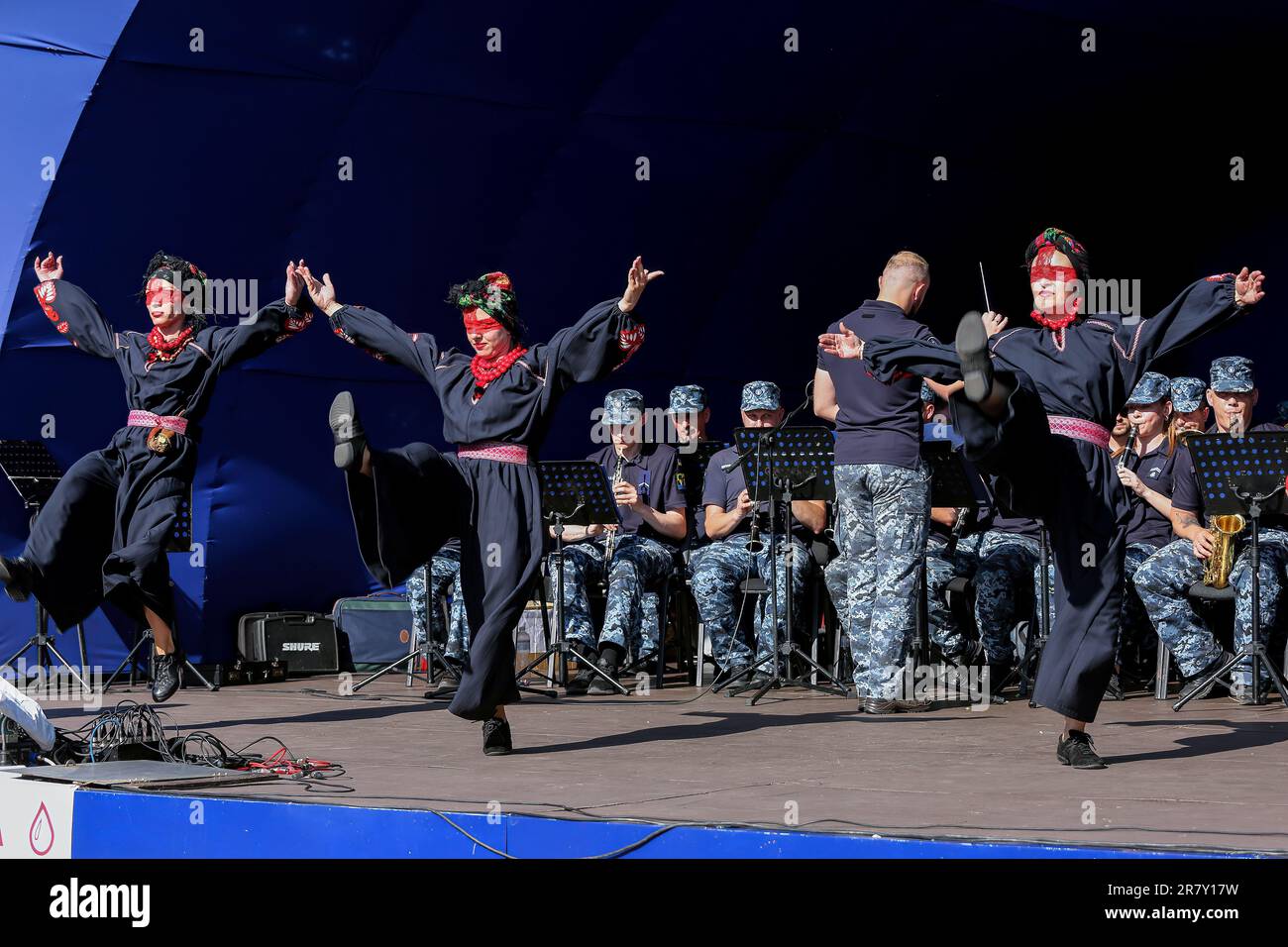 Artisti del Centro di Arti musicali militari delle forze navali dell'Ucraina delle forze armate dell'Ucraina e dell'Orchestra del corpo navale ucraino di fanteria sono visti esibirsi al Parco Centrale della Cultura e del tempo libero chiamato dopo Taras Shevchenko. Il concerto dedicato alla Giornata Mondiale dei donatori si è tenuto nel Parco Centrale della Cultura e del tempo libero, intitolato a Taras Shevchenko. La Giornata Mondiale dei donatori di sangue è una giornata internazionale istituita nel maggio 2005 durante la 58th Assemblea Mondiale della Sanità a Ginevra. Si svolge annualmente il 14th giugno. Foto Stock