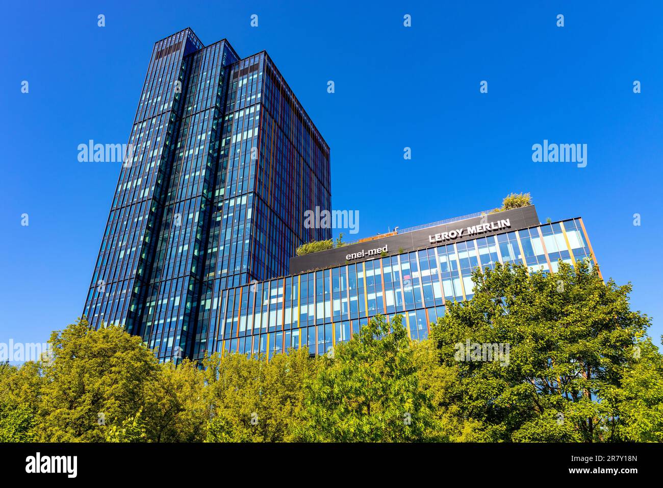 Varsavia, Polonia - 4 giugno 2023: Ufficio forestale e complesso commerciale di HB Reavis in via Burakowska e rotonda di Rondo Radoslawa nel quartiere di Wola Foto Stock