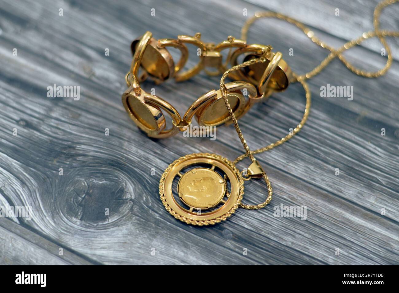 La sovrana è una moneta inglese d'oro con un valore nominale di una sterlina, una moneta di tori e a volte è montata in Gioielleria con la d Foto Stock