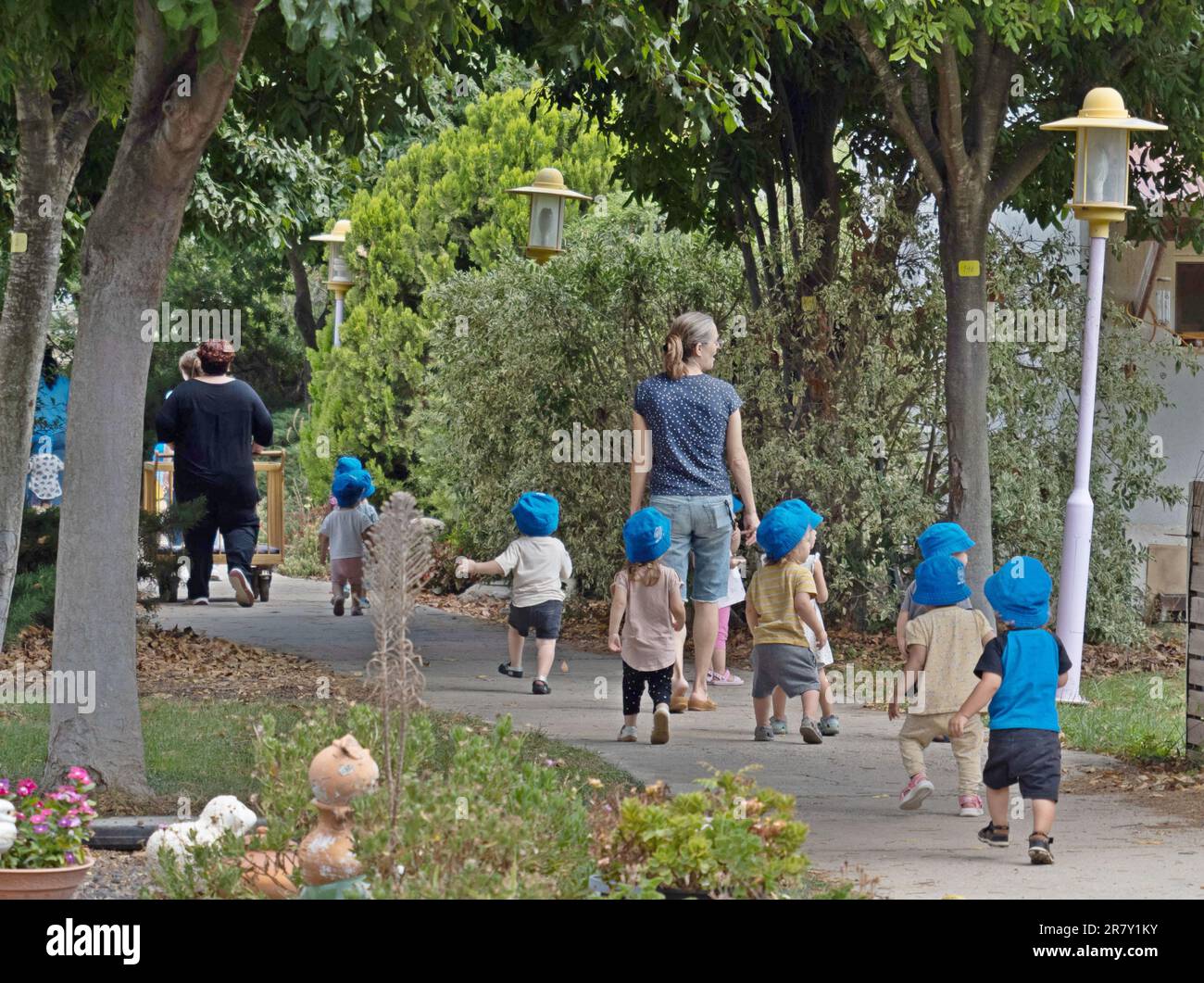 Kibbutz Bambini in una passeggiata nella natura Foto Stock