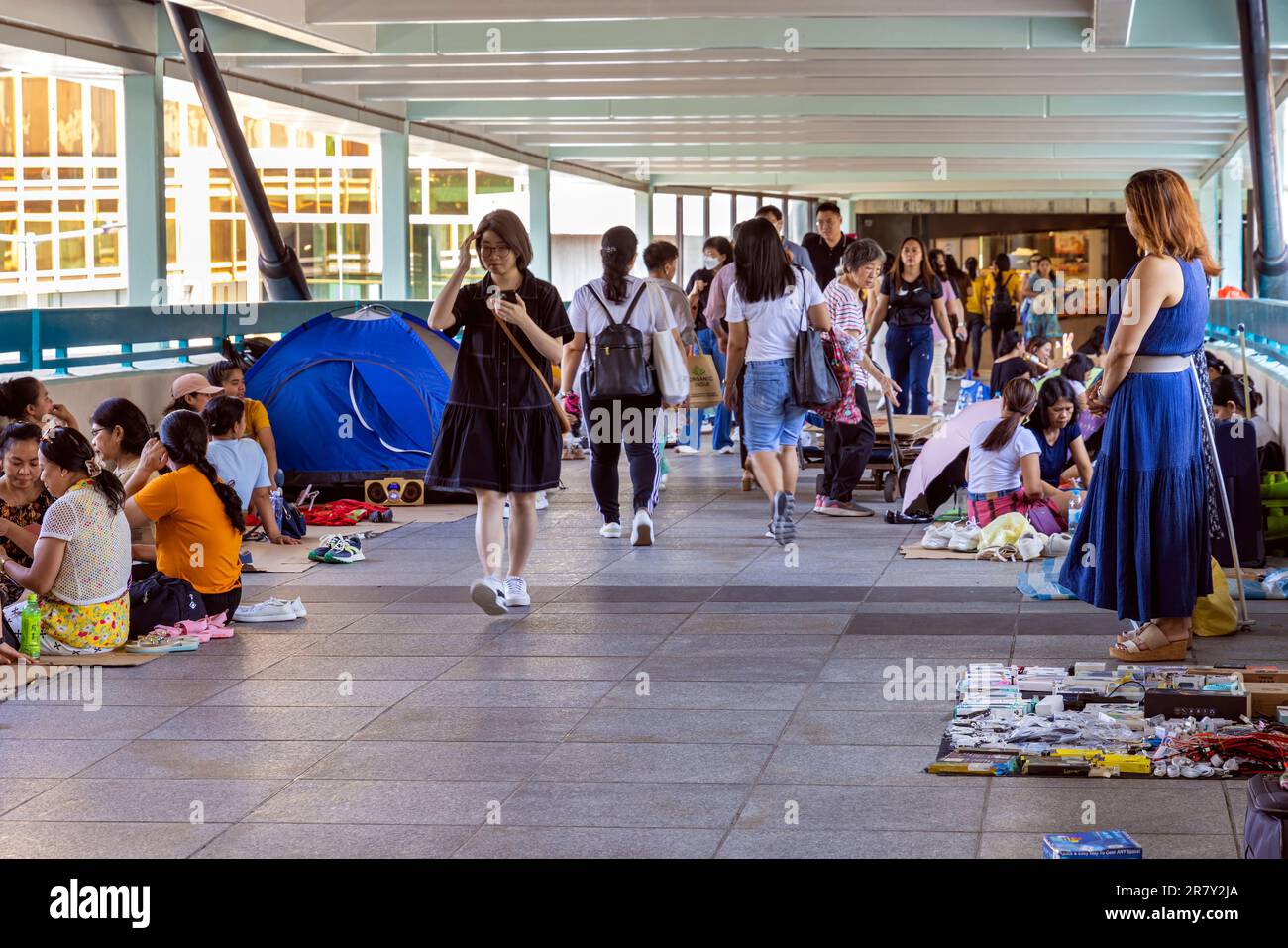 Operaio domestico filippino che si distacca il giorno fuori nel centro, Hong Kong, SAR, Cina Foto Stock