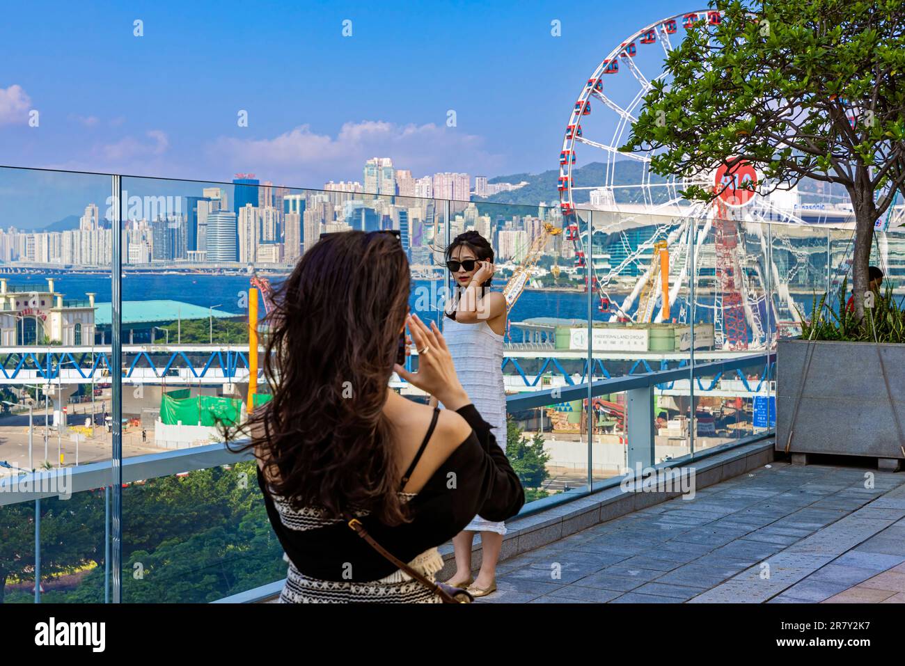 Turisti cinesi che scattano foto di Hong Kong, SAR, Cina Foto Stock