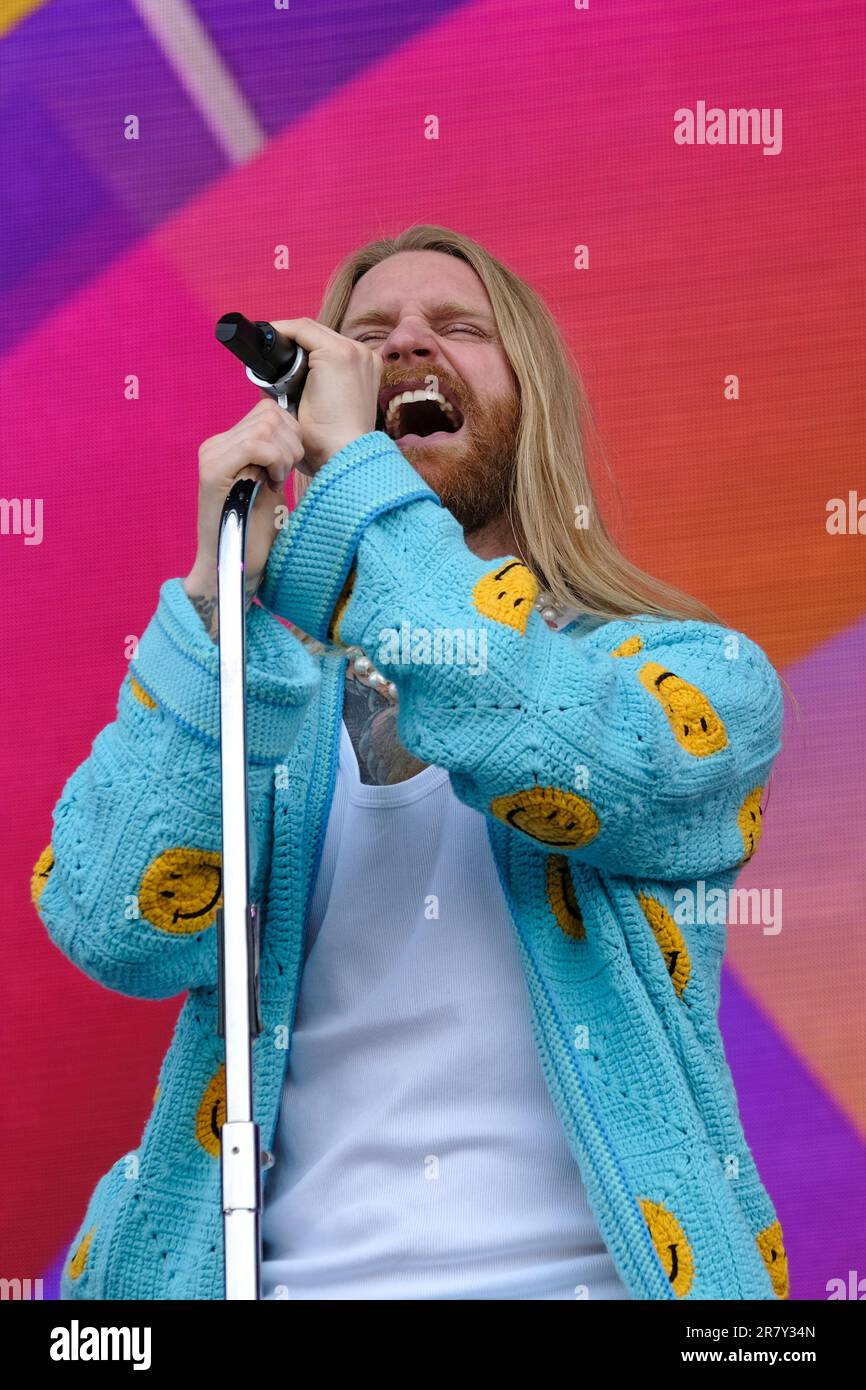 Newport, Regno Unito. 17th giugno, 2023. Cantautore britannico e personalità dei social media Sam Ryder, secondo classificato nell'Eurovision Song Contest del 2022 che si esibisce dal vivo sul palco al Festival dell'Isola di Wight. Sam Ryder è stato scoperto attraverso TikTok, dopo aver pubblicato copertine musicali durante il primo blocco della pandemia COVID-19 nel marzo 2020. Ha rappresentato il Regno Unito all'Eurovision Song Contest 2022 con la canzone 'Space Man' e si è concluso per primo nella votazione della giuria, e per secondo nella classifica generale] Credit: SOPA Images Limited/Alamy Live News Foto Stock