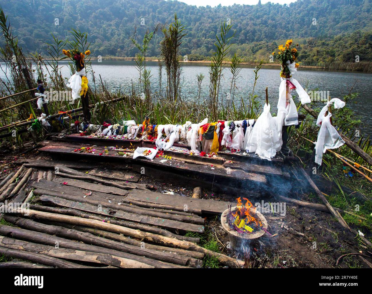 Un santuario sul lago Khecheopalri Foto Stock