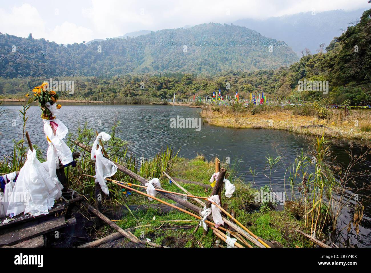 Un santuario sul lago Khecheopalri Foto Stock