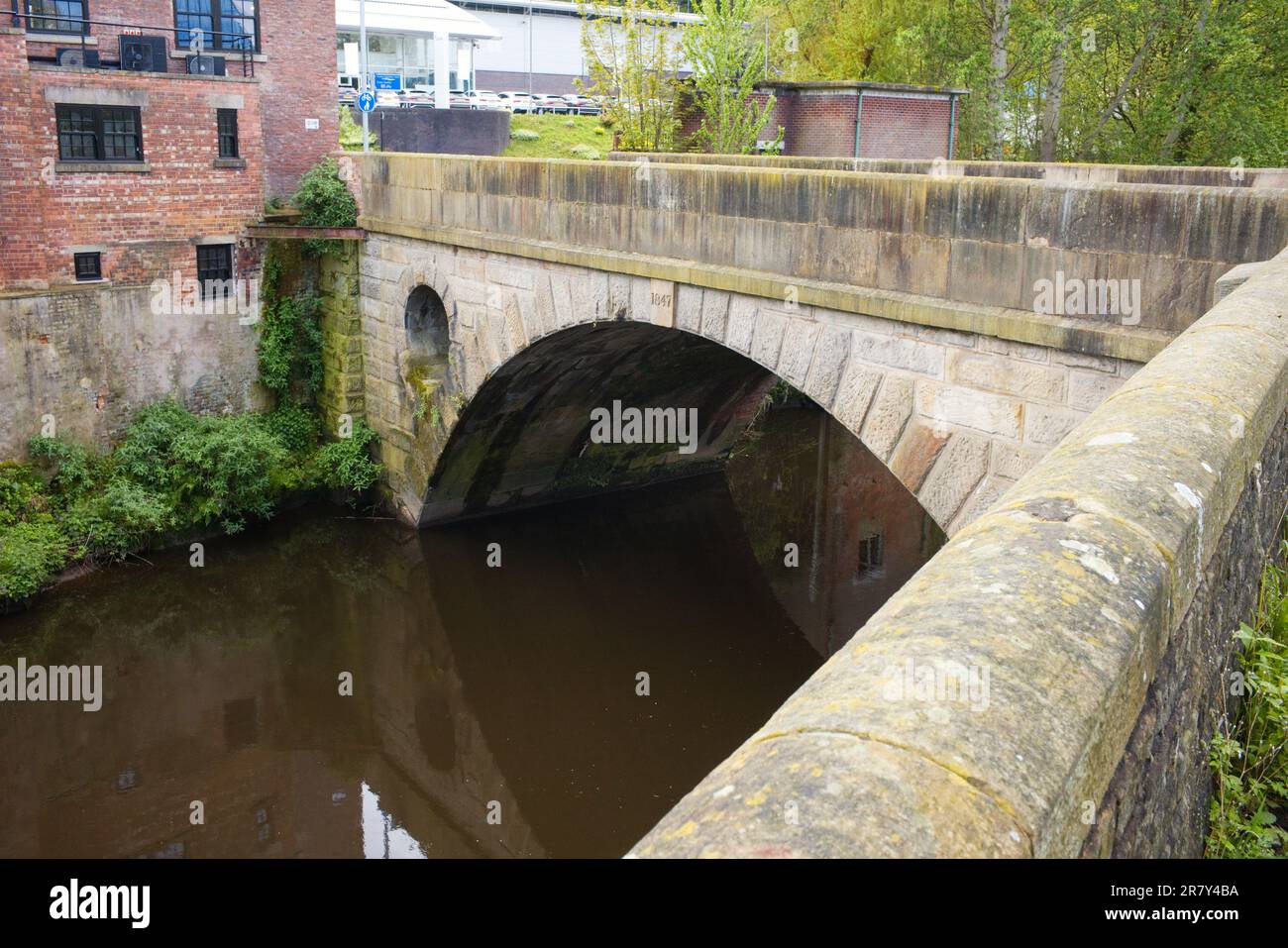 Un ponte di pietra sul fiume Mersey a Stockport, Greater Manchester Foto Stock