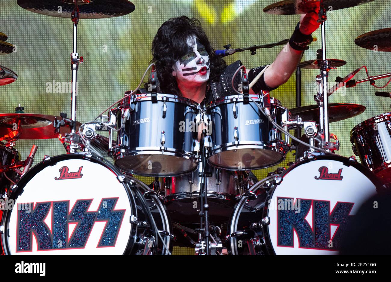 Monaco, Germania. 17th giugno, 2023. Il batterista Eric Singer della band americana Kiss siede sul palco durante un concerto a Königsplatz. Come parte del loro tour mondiale di addio 'End of the Road', la band sta suonando un totale di quattro concerti in Germania. Credit: Sven Hoppe/dpa/Alamy Live News Foto Stock