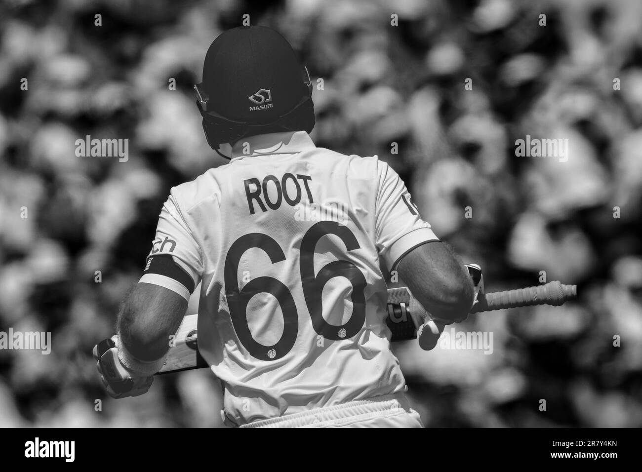 Edgbaston Cricket Stadium, Birmingham, Regno Unito. 16 giugno 2023 alle ore 1100hrs. Inghilterra uomini contro Australia uomini nel test di cricket Ashes giorno 1. Joe Root (Inghilterra) - immagine in bianco e nero. Foto: Mark Dunn/Alamy, Foto Stock
