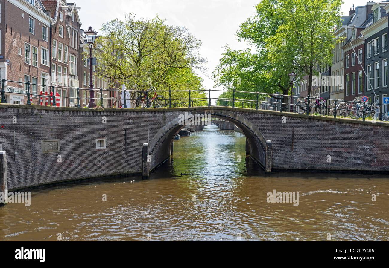Ponti sul canale cittadino di Amsterdam Foto Stock