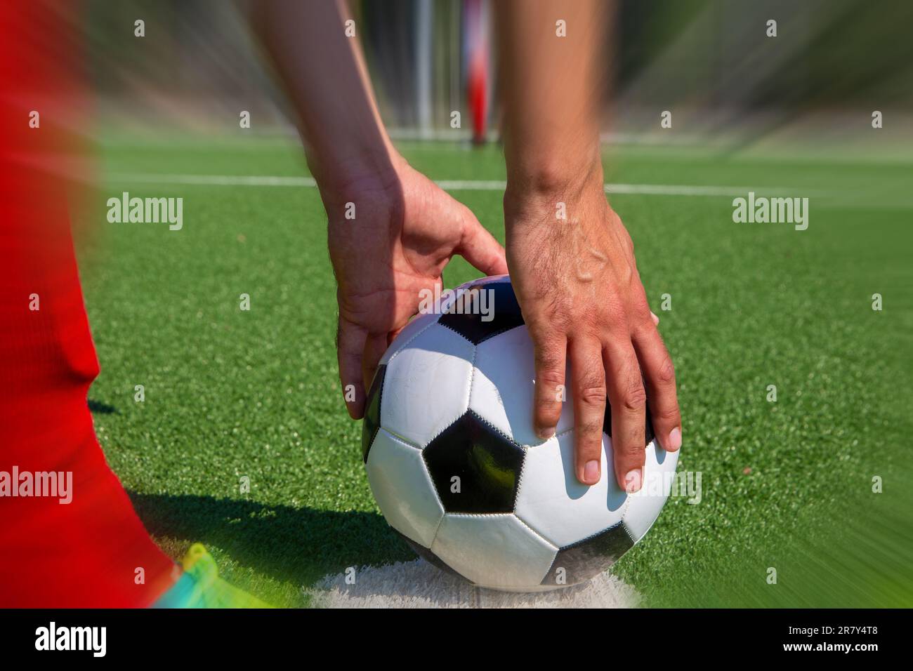 Il calciatore imposta la palla per un calcio di punizione (immagine simbolo) Foto Stock