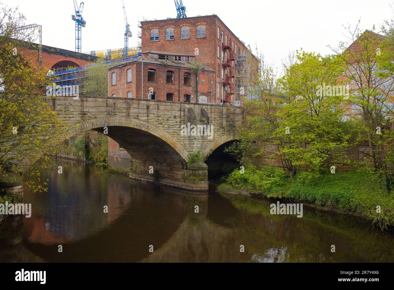 L'ex mulino è ora in fase di ristrutturazione a Stockport sul lato del fiume Mersey Foto Stock