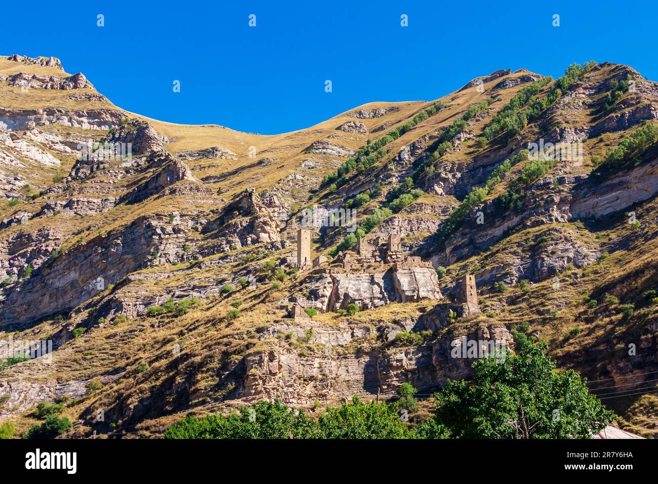 AUL fantasma Kahib, Dagestan. Villaggio abbandonato nelle montagne del Caucaso. Rovine di antiche torri e case. Foto Stock