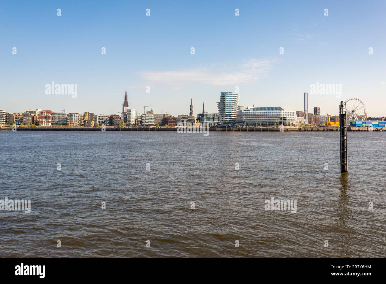 L'HafenCity è un nuovo quartiere nell'ex porto libero di Amburgo. Il quartiere si trova dietro la famosa Speicherstadt e ha molte nuove moderne Foto Stock