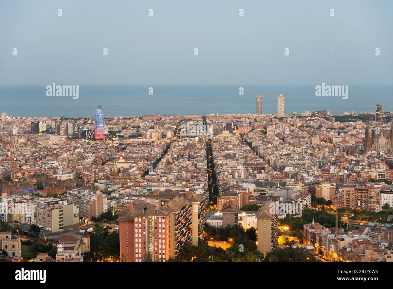 Vista dall'alto e fotografia notturna da una Barcellona illuminata. Il panorama mostra la famosa Sagrada Familia, la Torre Agbar illuminata e il Foto Stock