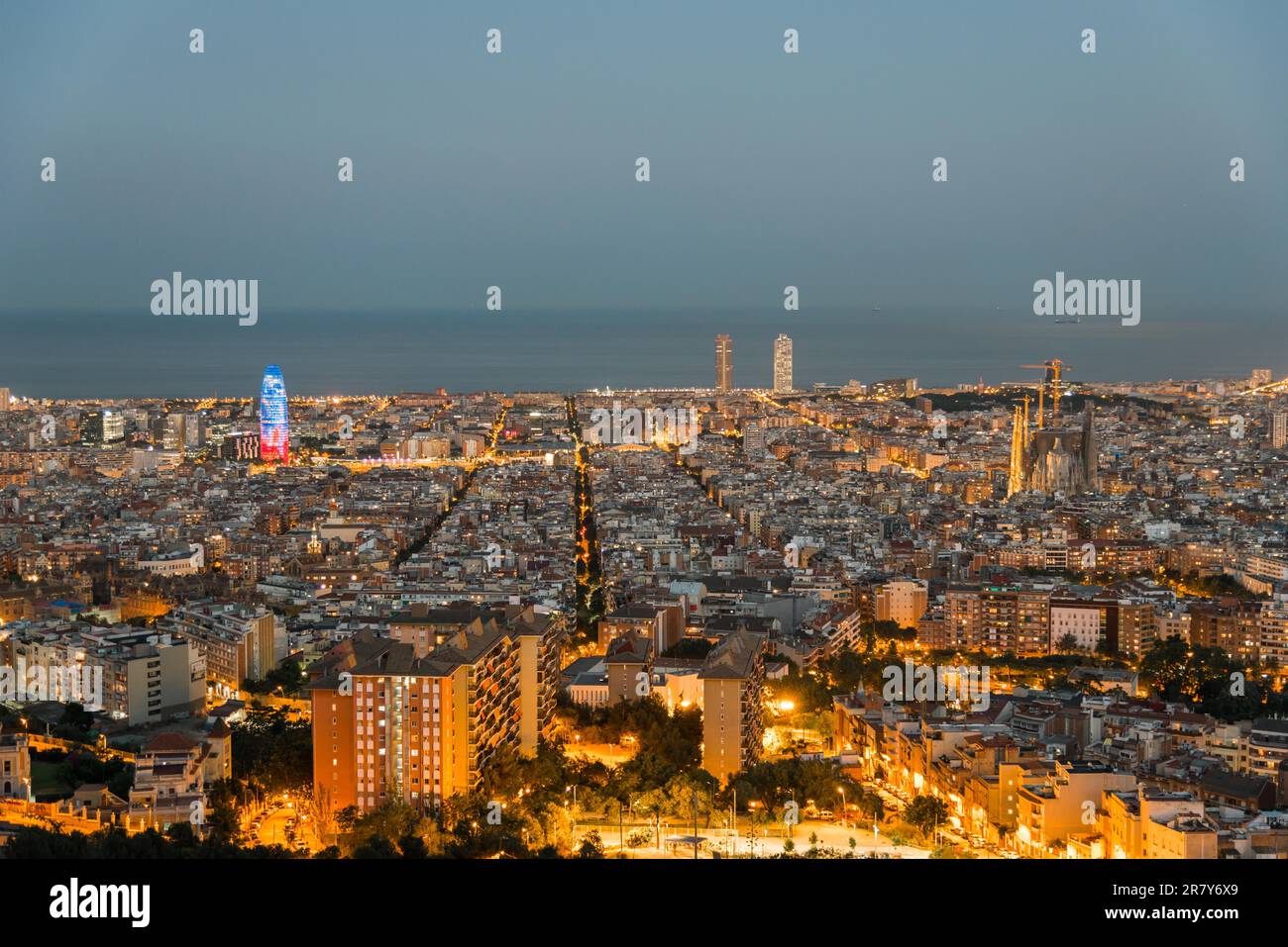 Vista dall'alto e fotografia notturna da una Barcellona illuminata. Il panorama mostra la famosa Sagrada Familia, la Torre Agbar illuminata e il Foto Stock