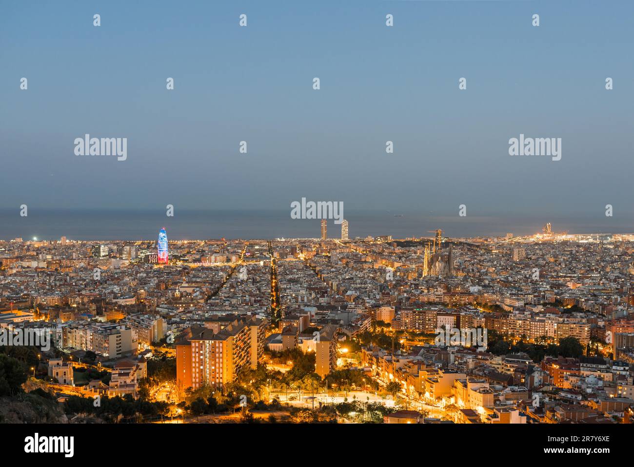 Vista dall'alto e fotografia notturna da una Barcellona illuminata. Il panorama mostra la famosa Sagrada Familia, la Torre Agbar illuminata e il Foto Stock